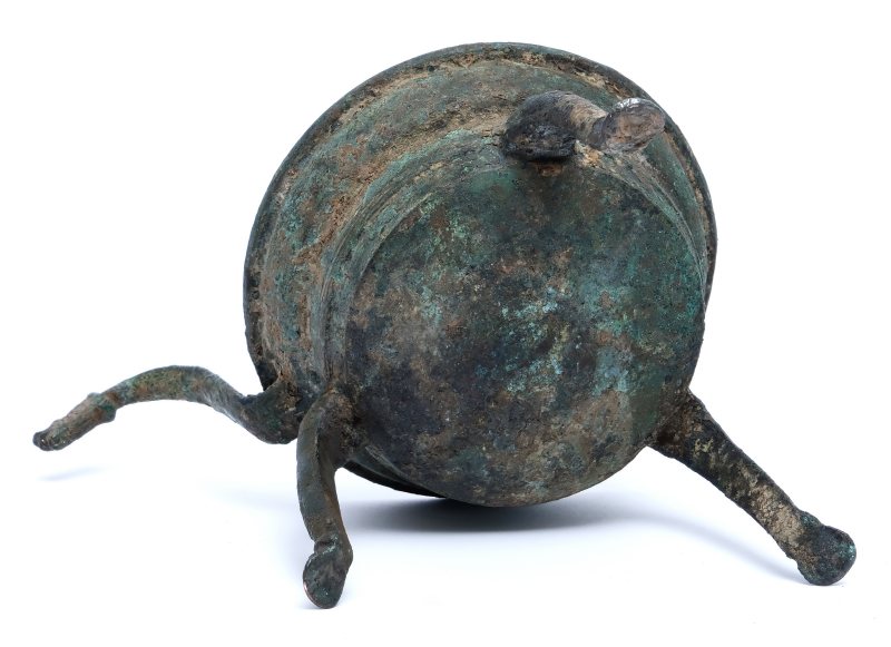 An inscribed bronze tripod heating vessel, Jiadou - 图5