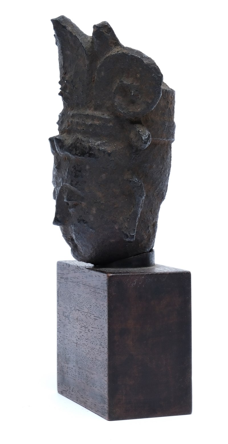 An iron head of a Buddha - 图3