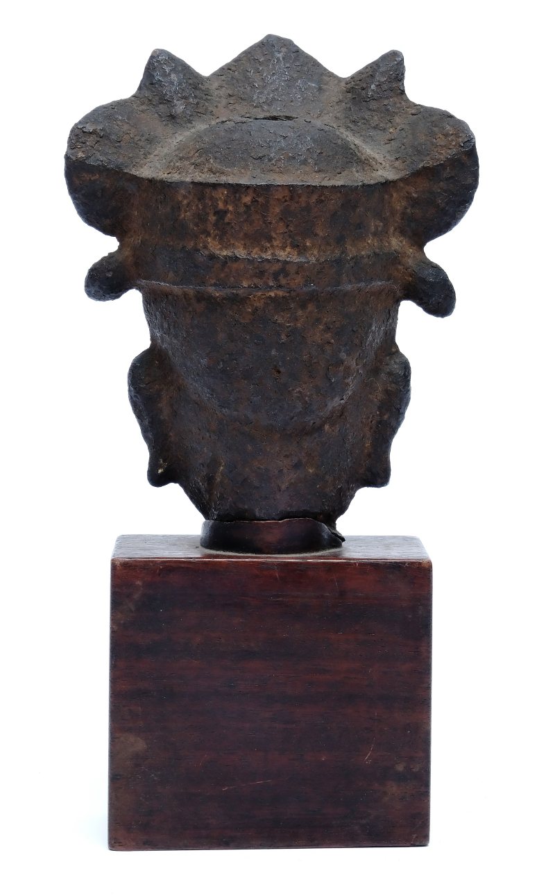 An iron head of a Buddha - 图4