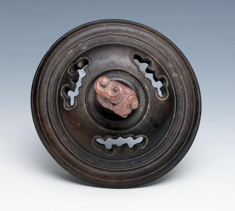 A bronze tripod censer with wooden cover - 图9