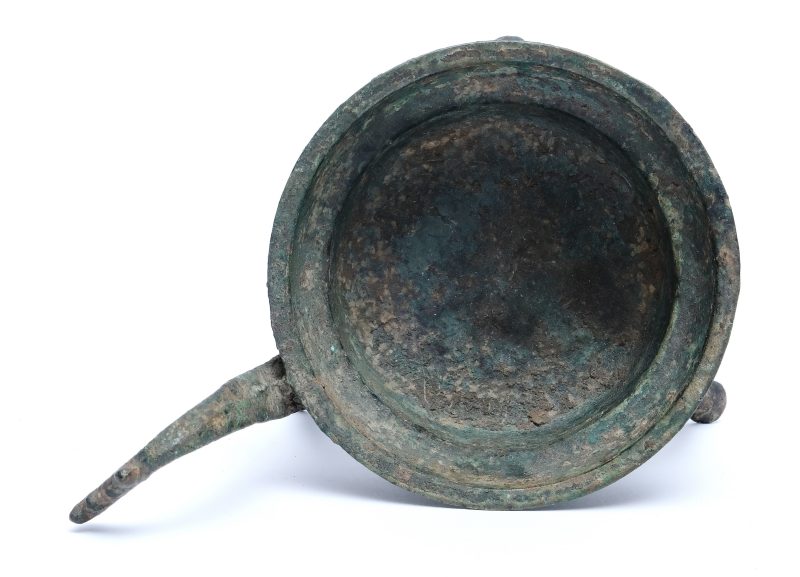 An inscribed bronze tripod heating vessel, Jiadou - 图6