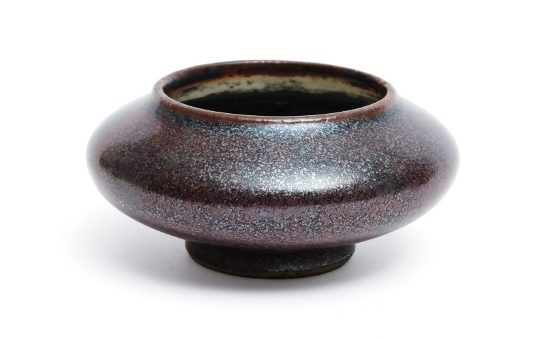 An iron rust-glazed water pot