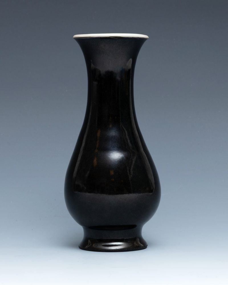 A mirror-black-glazed pear-shaped vase, Kangxi mark and of the period (1662-1722) - 图2