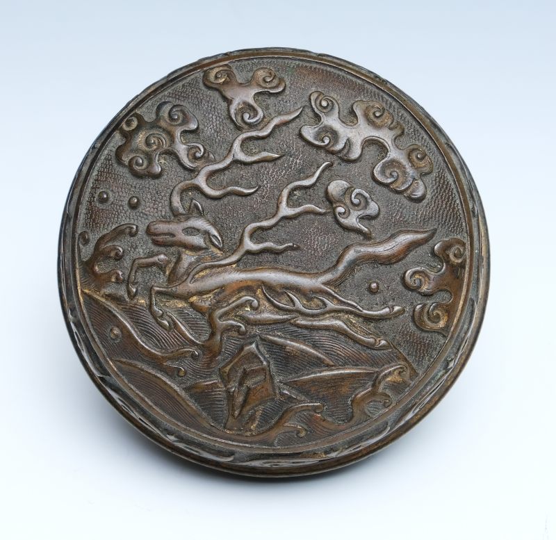 A parcel-gilt bronze incense box and cover - 图3