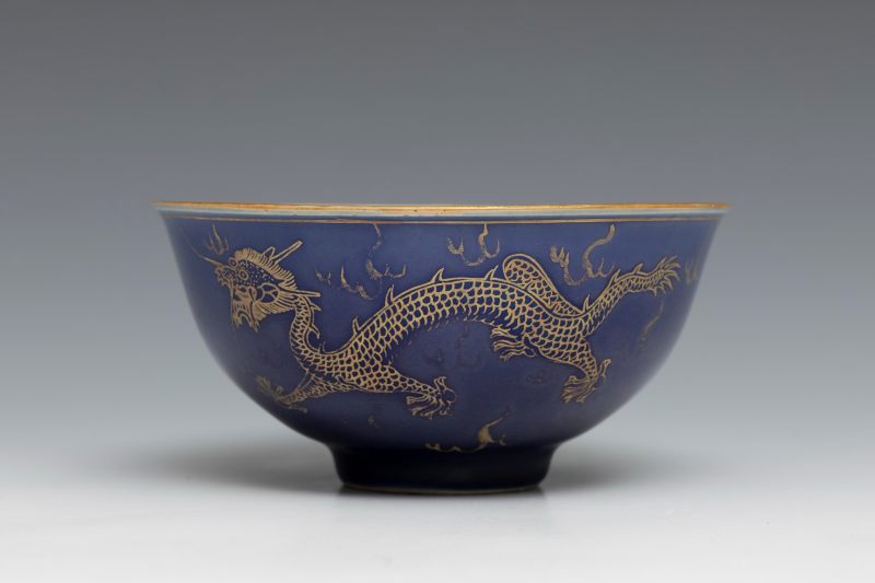 A blue-glazed and gilt-decorated 'dragon' bowl - 图2