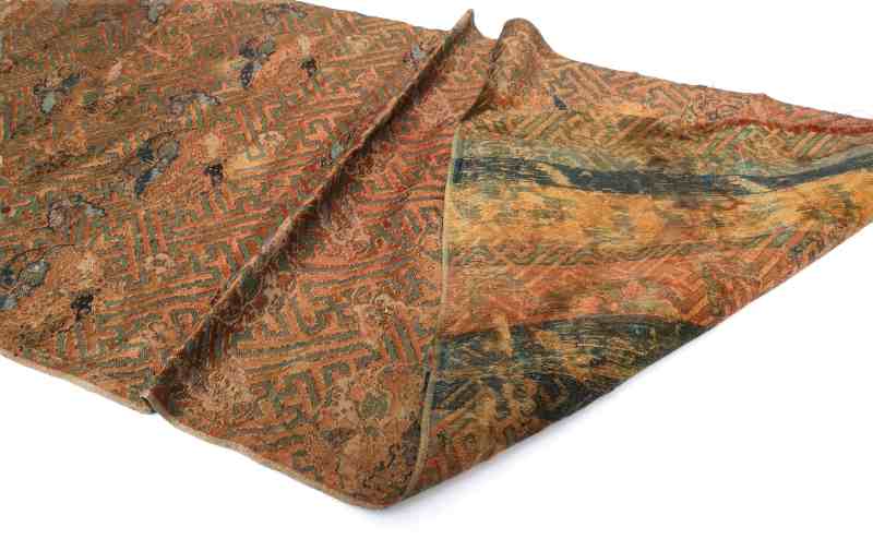 A collection of eight various silk textiles - 图15