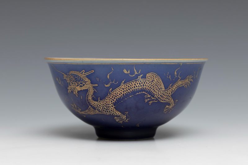 A blue-glazed and gilt-decorated 'dragon' bowl - 图3