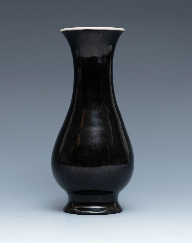 A mirror-black-glazed pear-shaped vase, Kangxi mark and of the period (1662-1722) - 图4