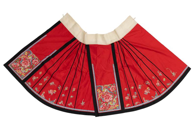 A red-ground embroidered silk skirt - 图1
