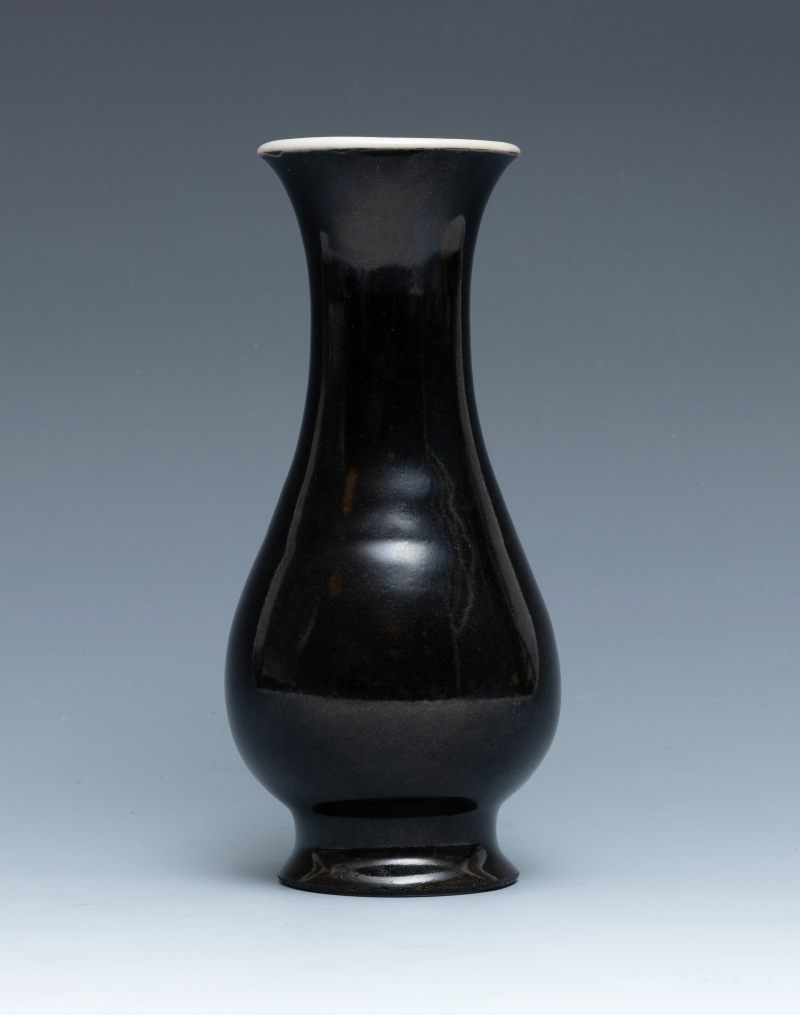 A mirror-black-glazed pear-shaped vase, Kangxi mark and of the period (1662-1722) - 图3