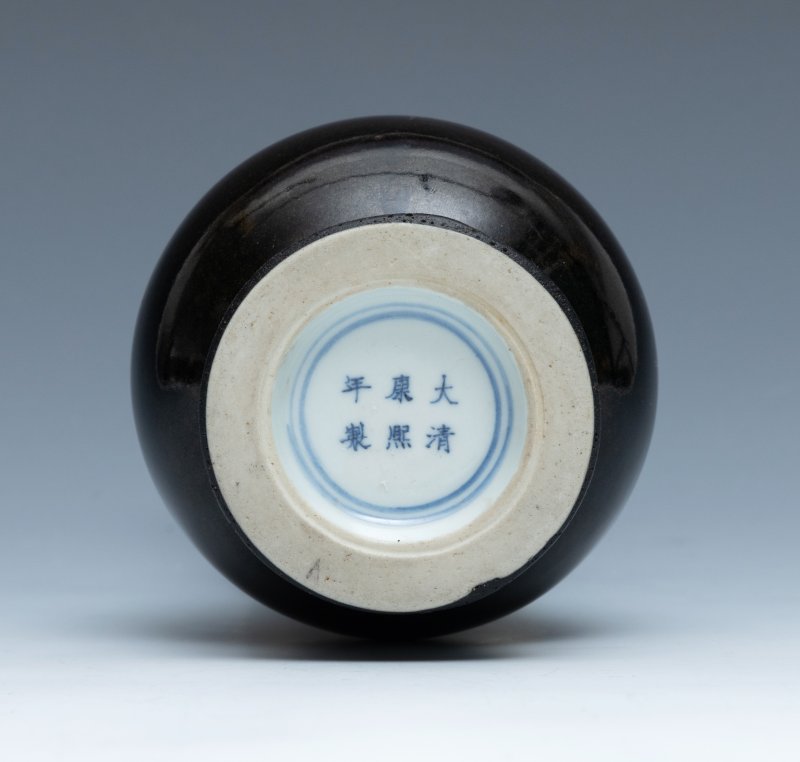 A mirror-black-glazed pear-shaped vase, Kangxi mark and of the period (1662-1722) - 图5