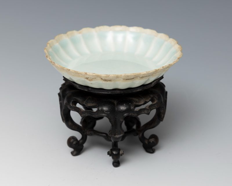 A Qingbai-glazed dish on wooden stand - 图2