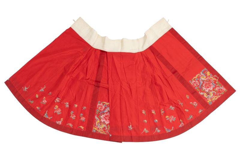 A red-ground embroidered silk skirt - 图2