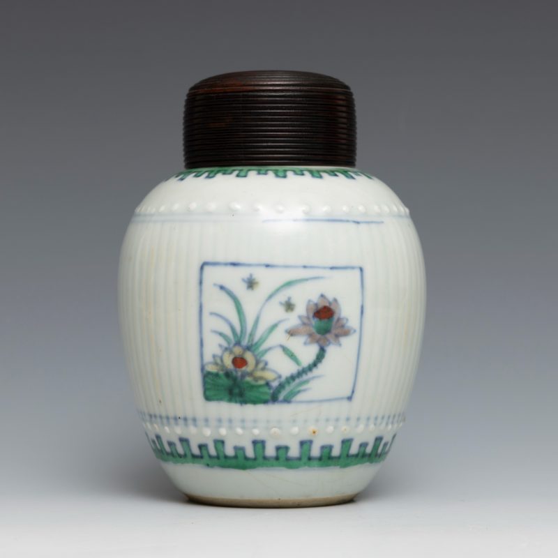 A doucai jar with wooden cover - 图2