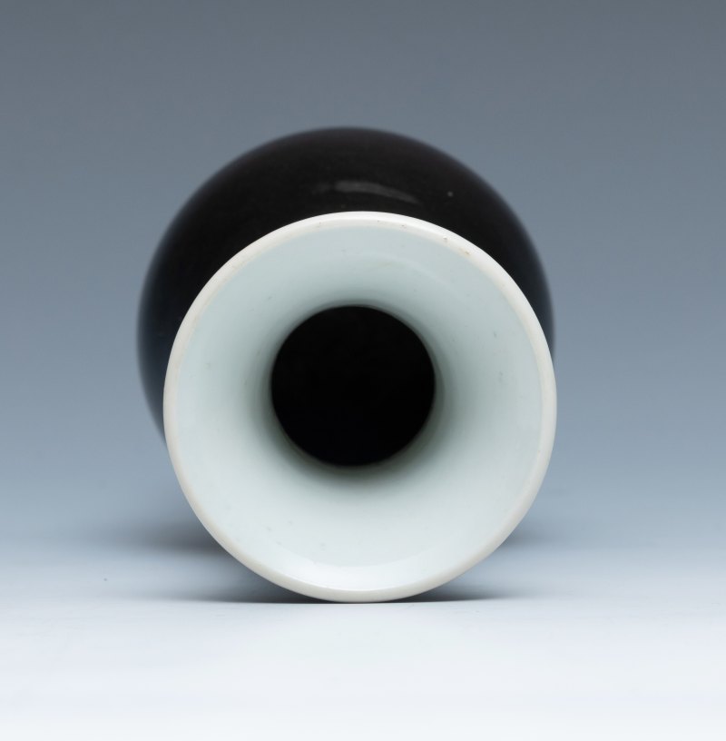 A mirror-black-glazed pear-shaped vase, Kangxi mark and of the period (1662-1722) - 图6