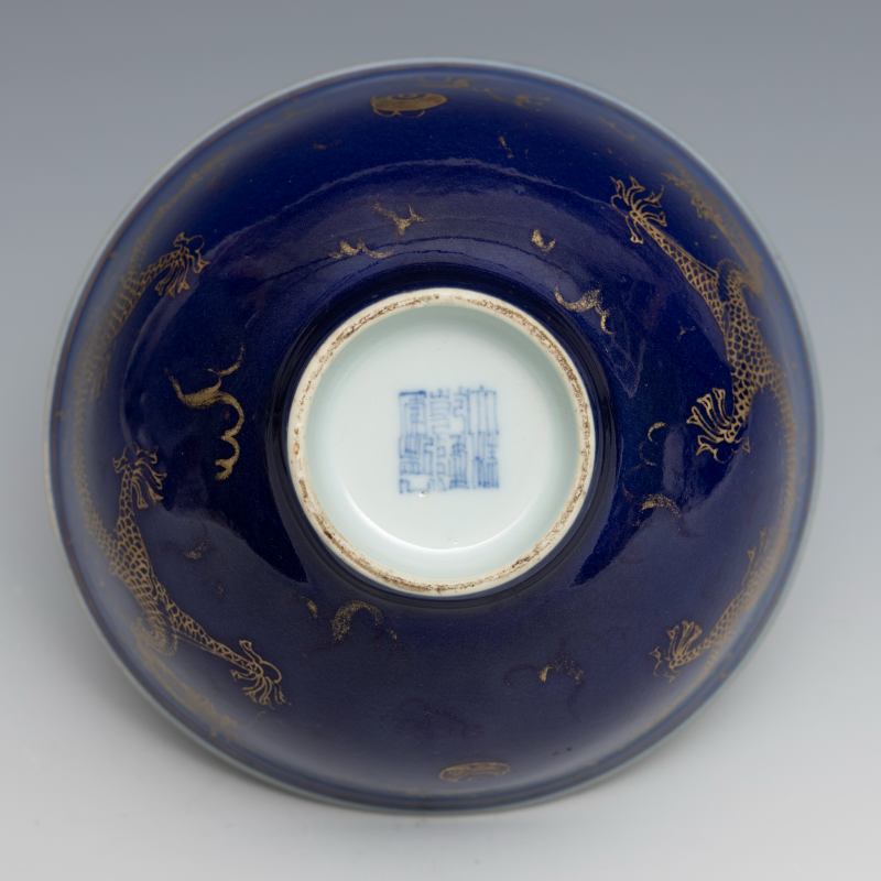 A blue-glazed and gilt-decorated 'dragon' bowl - 图4