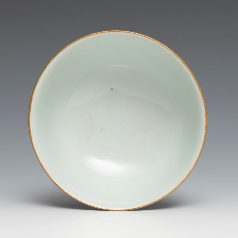A blue-glazed and gilt-decorated 'dragon' bowl - 图5
