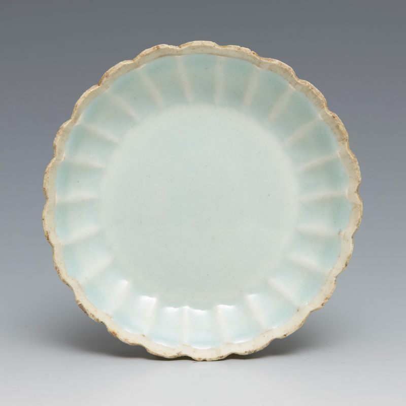 A Qingbai-glazed dish on wooden stand - 图3