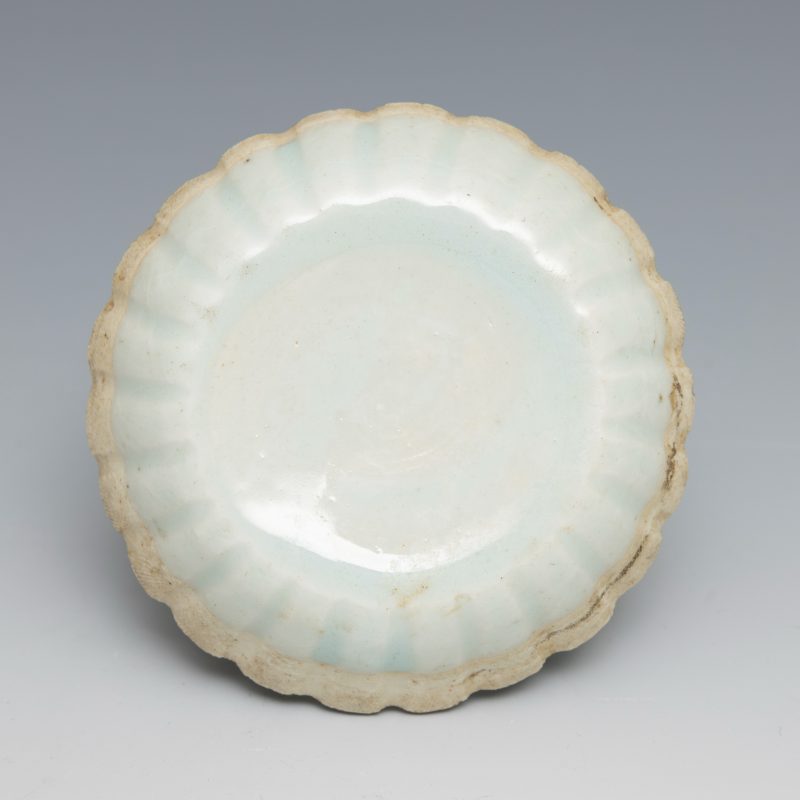 A Qingbai-glazed dish on wooden stand - 图4