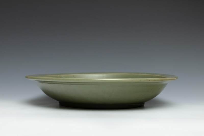 A large Longquan celadon charger - 图4