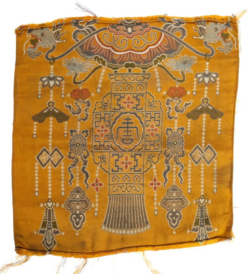 A collection of eight various silk textiles - 图17