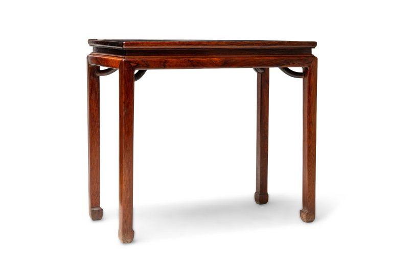 A hardwood lacquered-inset corner-leg table with 'giant's arm' braces - 图1