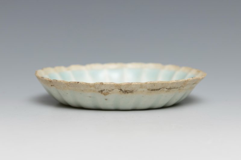 A Qingbai-glazed dish on wooden stand - 图5