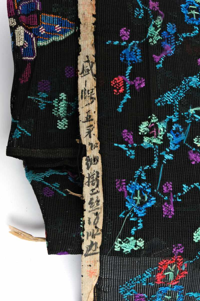 A collection of eight various silk textiles - 图21