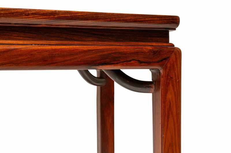 A hardwood lacquered-inset corner-leg table with 'giant's arm' braces - 图2