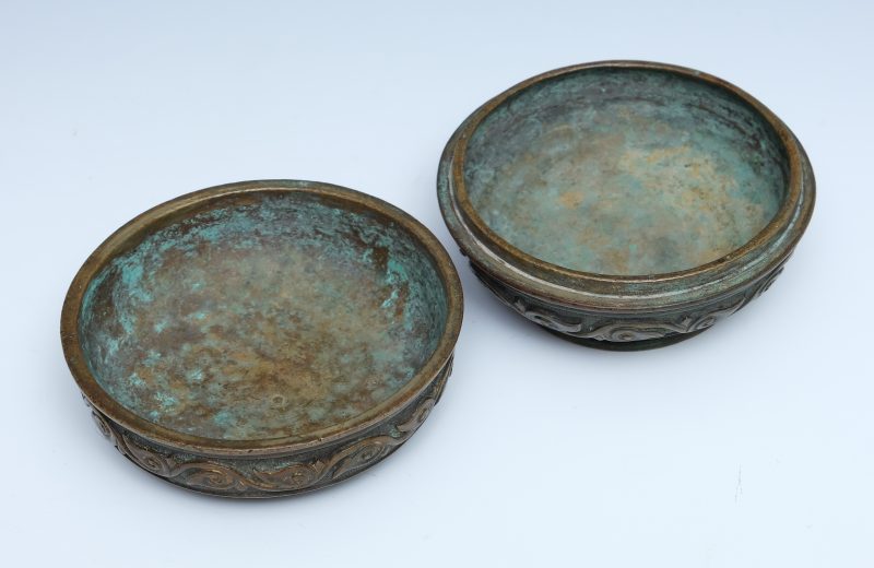 A parcel-gilt bronze incense box and cover - 图5