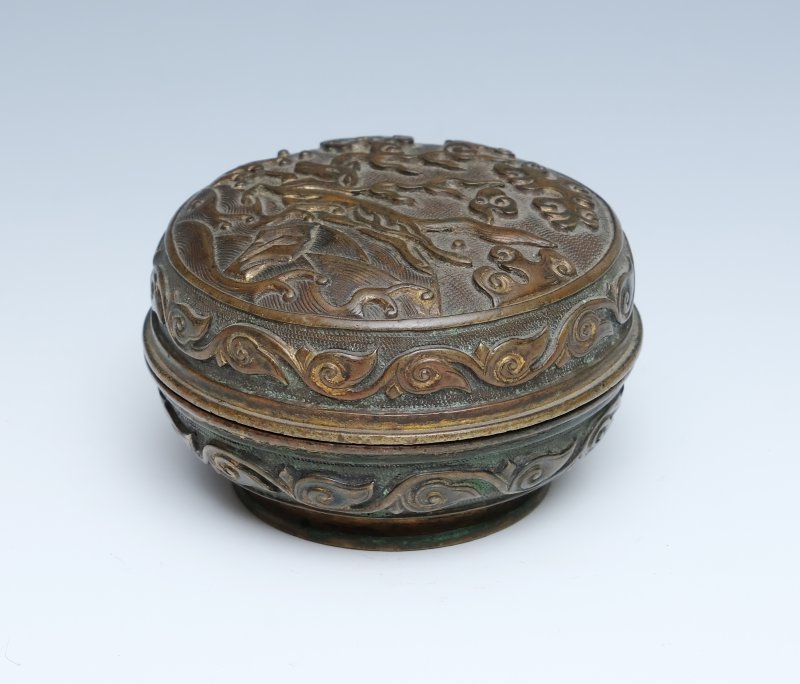 A parcel-gilt bronze incense box and cover - 图4