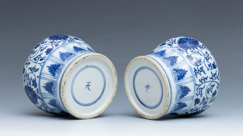 A pair of blue and white 'lotus' jarlets - 图7