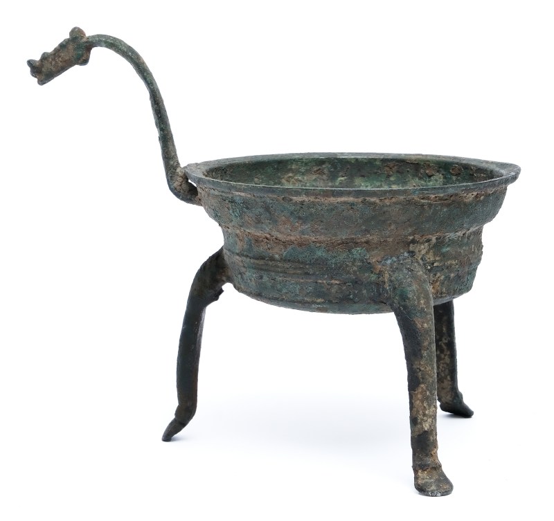 An inscribed bronze tripod heating vessel, Jiadou - 图3