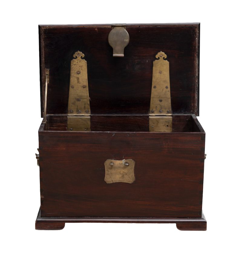 A brass-mounted hardwood chest - 图3