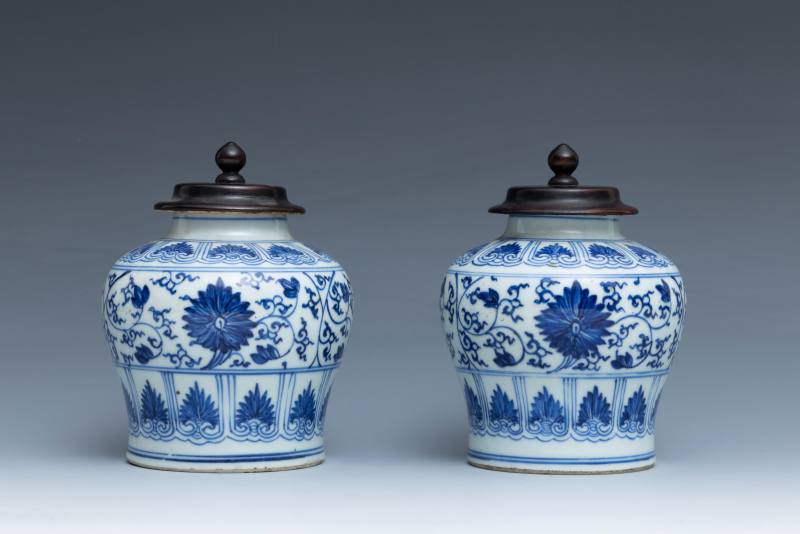 A pair of blue and white 'lotus' jarlets - 图6