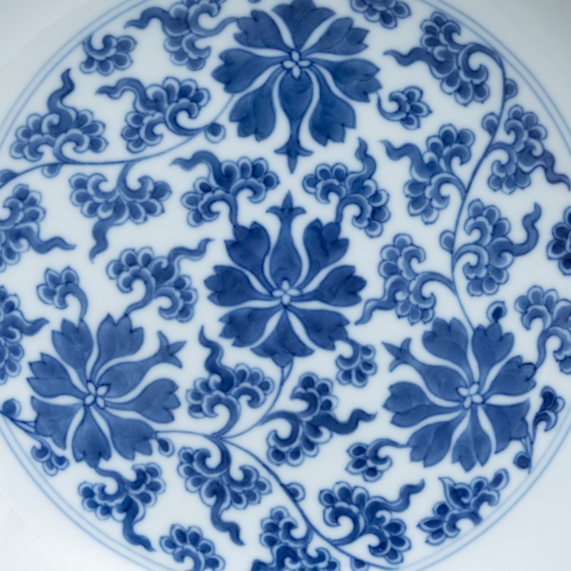 A blue and white 'lotus scroll' dish, Qianlong mark and of the period (1736-1795) - 图5