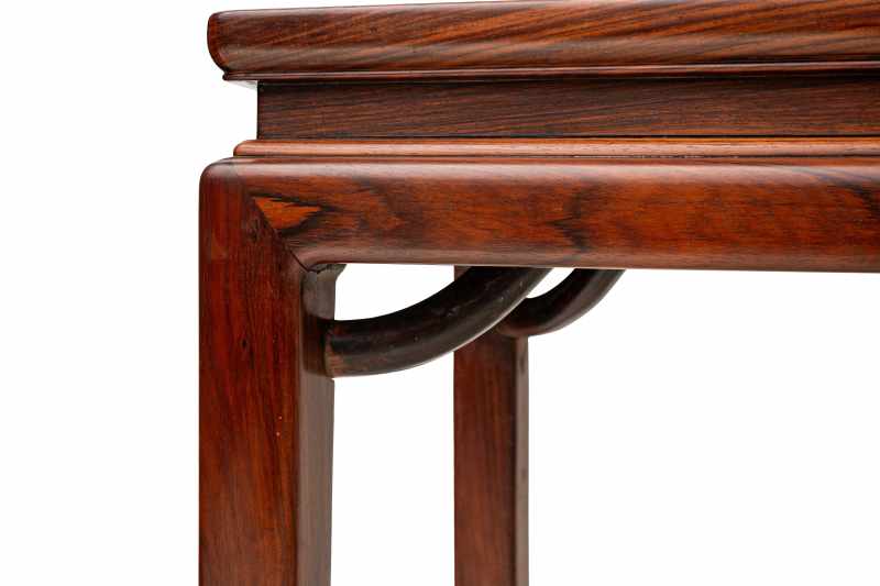 A hardwood lacquered-inset corner-leg table with 'giant's arm' braces - 图4