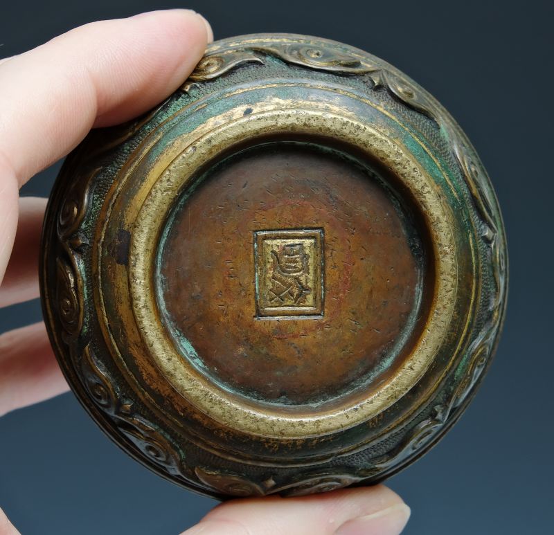 A parcel-gilt bronze incense box and cover - 图7