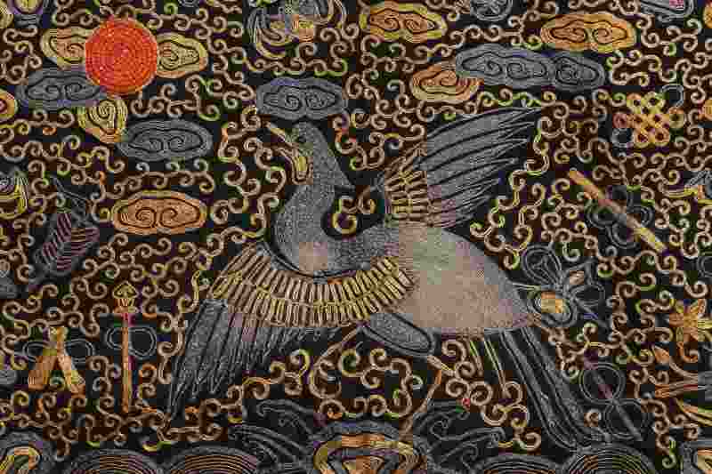 A pair of silk embroidered gold- and silver-thread ‘paradise flycatcher’ rank badges - 图2