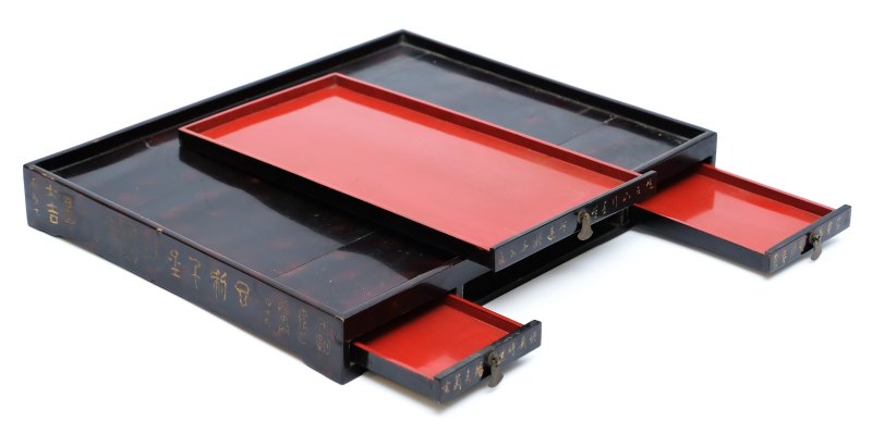 A Scholar's desk tray, three lacquerware bowls and a box with inlaid stone cover - 图7