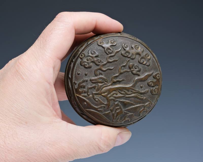 A parcel-gilt bronze incense box and cover - 图6