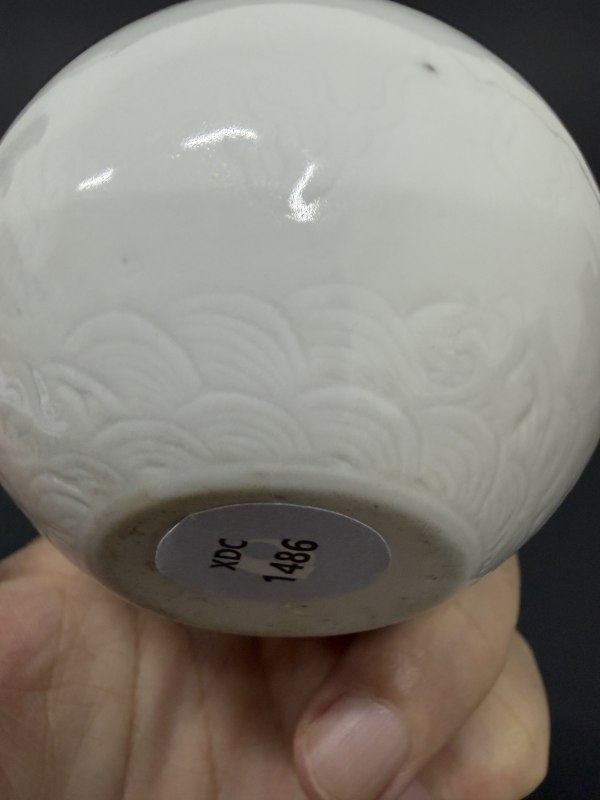 清 白釉暗刻海水云龙纹水盂 - 图13