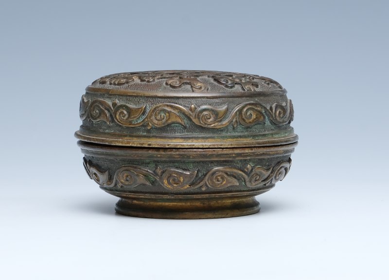 A parcel-gilt bronze incense box and cover - 图8