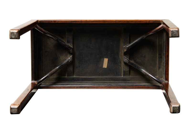 A hardwood lacquered-inset corner-leg table with 'giant's arm' braces - 图6