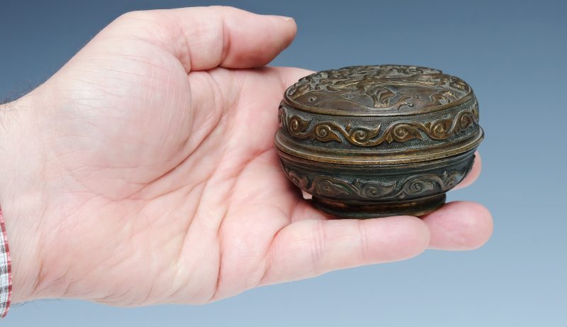 A parcel-gilt bronze incense box and cover - 图9