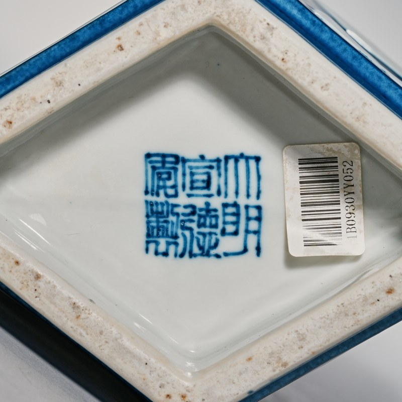 清晚期 蓝釉堆白八卦琮式瓶 - 图7
