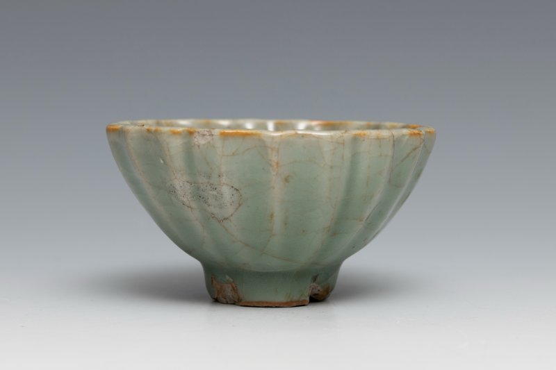 A small celadon 'lotus' cup - 图2