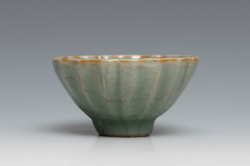 A small celadon 'lotus' cup - 图3