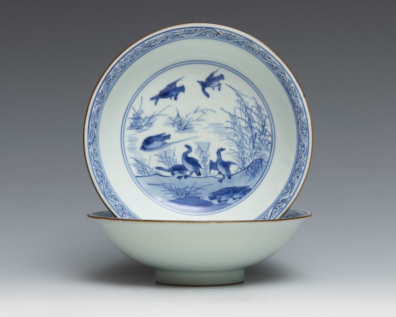 A pair of blue and white 'geese' deep dishes, Jiajing mark and of Shunzhi period (1644-1661) - 图2
