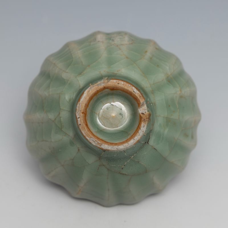 A small celadon 'lotus' cup - 图5